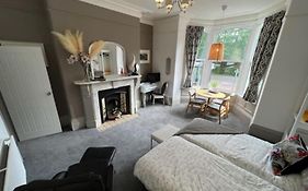 2 Bed Ground Floor Apartment, Sleeps 4 With Free Parking